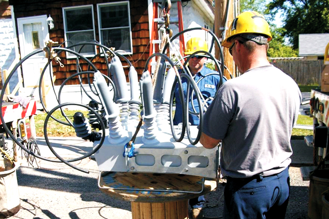 Ingenieros de Chicopee Electric Light Company instalan un reconectador OSM NOJA Power
