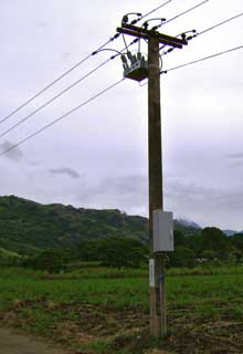 Reconectador y cubículo de control de la instalación