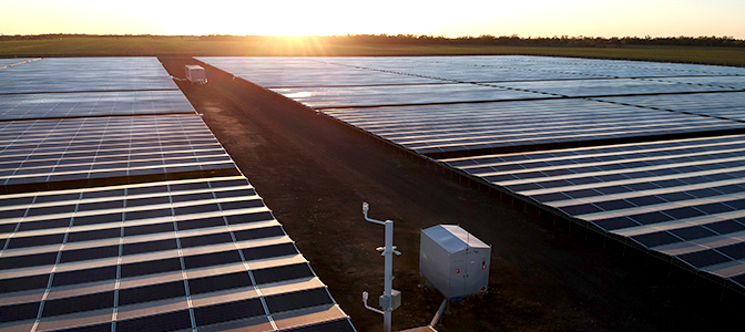 Granja Solar Kanowna en el norte de NSW, Australia con un GMK de NOJA Power (centro)