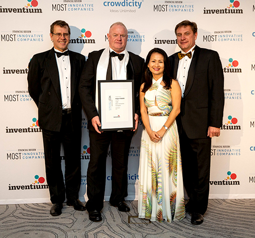 Jay Manne (Director de Ingeniería del Grupo de NOJA Power), Neil O'Sullivan (Director Ejecutivo del Grupo de NOJA Power), Quynh Anh Le (Directora de Finanzas del Grupo de NOJA Power), Oleg Samarski (Director de Calidad y Servicio del Grupo de NOJA Power) (De izquierda a derecha)