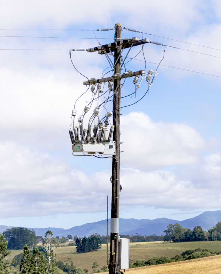 Un reconectador OSM NOJA Power, con seccionalizadores en línea para un aislamiento de un punto de trabajo durante el mantenimiento de la red - Instalado en Australia