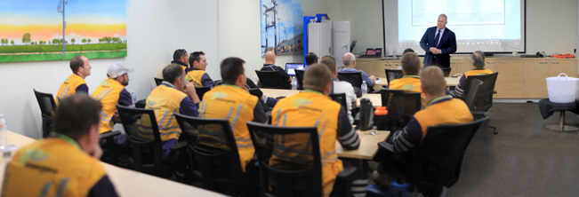 El Director General Neil O’Sullivan da la bienvenida a los delegados en la nueva sala de capacitaciones