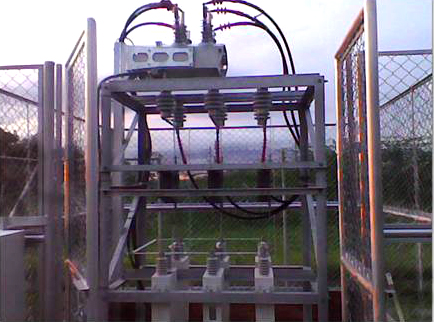 Reconectador NOJA Power instalado en un banco de capacitores exterior