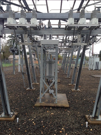 Figura 1 - Adaptación de montaje del reconectador OSM NOJA Power en la subestación, Eugene Oregon USA.
